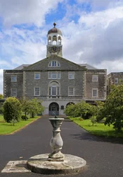 Utsikt över Trafalgar-kvarteret, med solur, av det tidigare Royal Naval Hospital, Plymouth